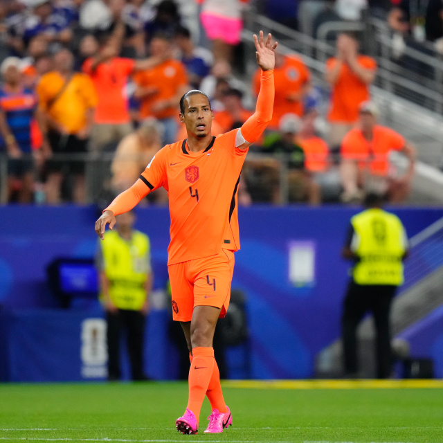 Virgil van Dijk'tan su molalarına tepki!