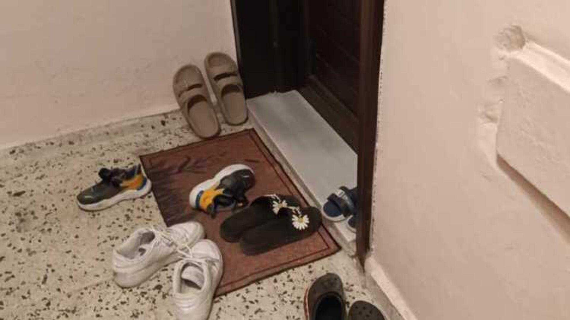 Apartman Daire Önüne Ayakkabı Bırakanlara Ceza Uyarısı
