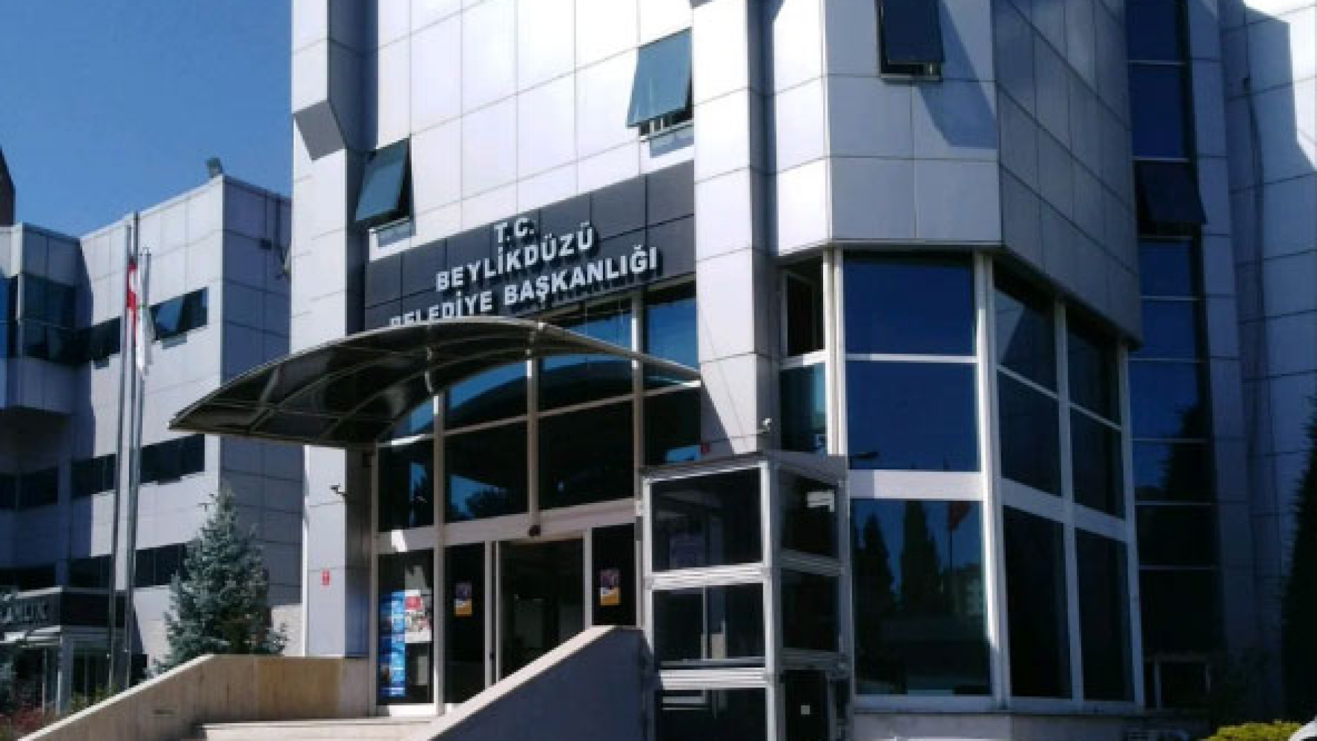 Beylikdüzü Belediyesi'ne operasyon: 27 şüpheli gözaltına alındı