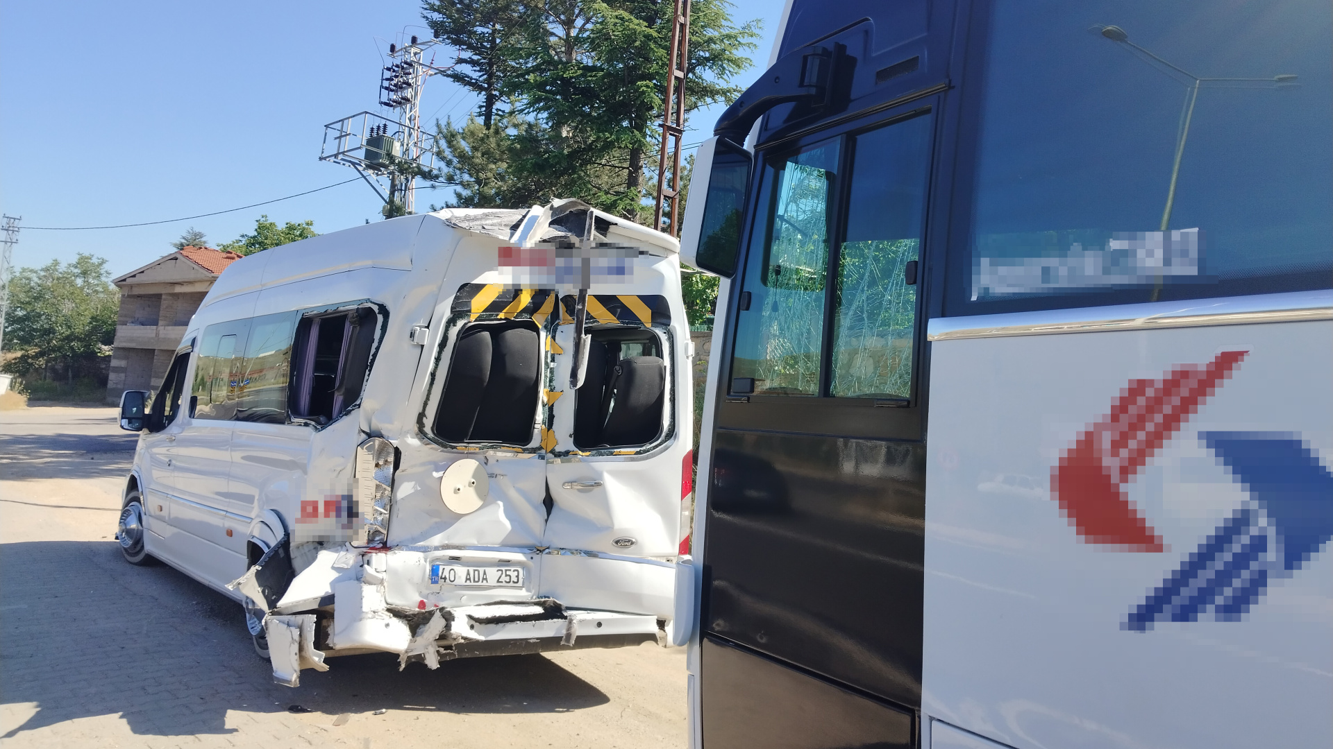 Kırşehir'de işçi servisleri çarpıştı: 1'i ağır 17 yaralı