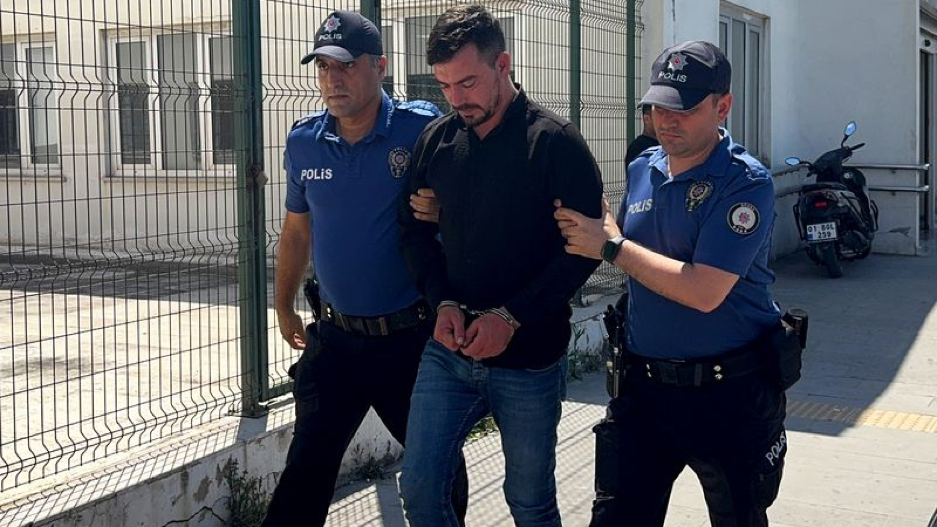 Bar çalışanı kadını götürmek isteyen uzman çavuş 2 kişiyi vurdu