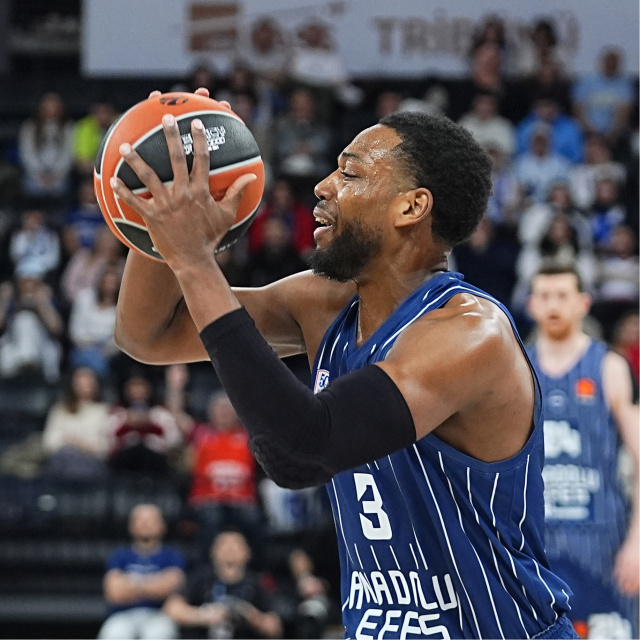 Anadolu Efes, Jordan Loyd'la nikah tazeledi