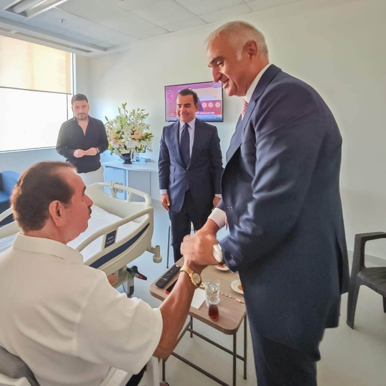 Bakan Ersoy, Tatlıses'i ziyaret etti