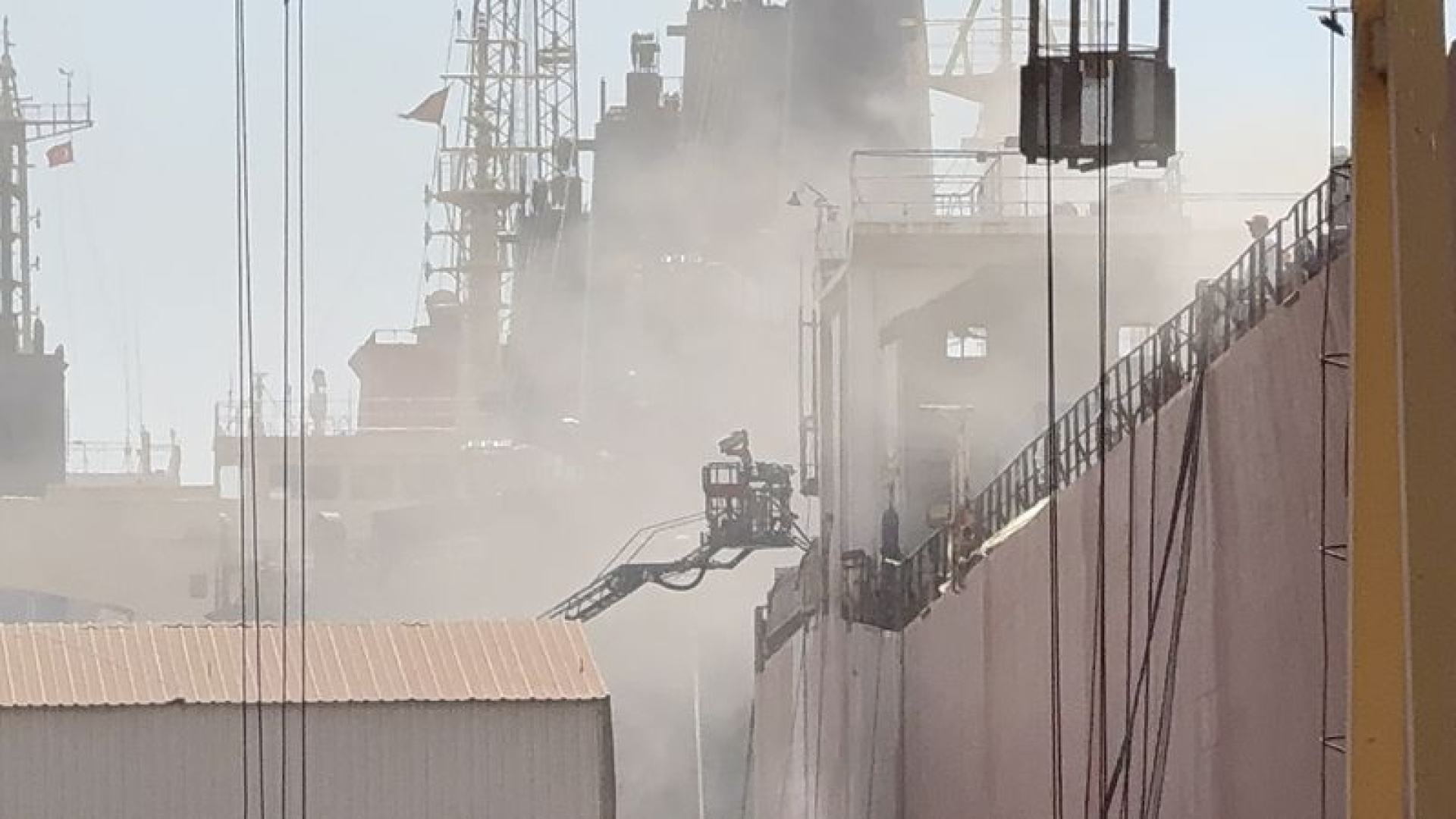 Son dakika: Tuzla'da tersanede bulunan gemide yangın çıktı