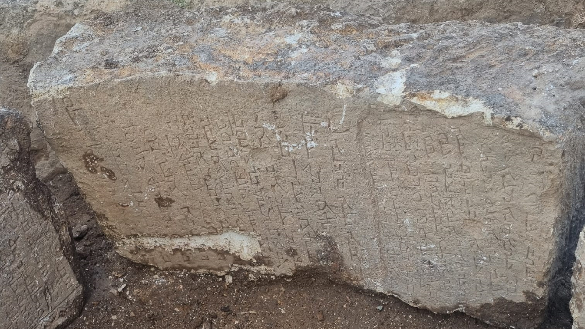 Mardin'de Peyzaj Çalışmasında Tarihi Kitabeler Bulundu