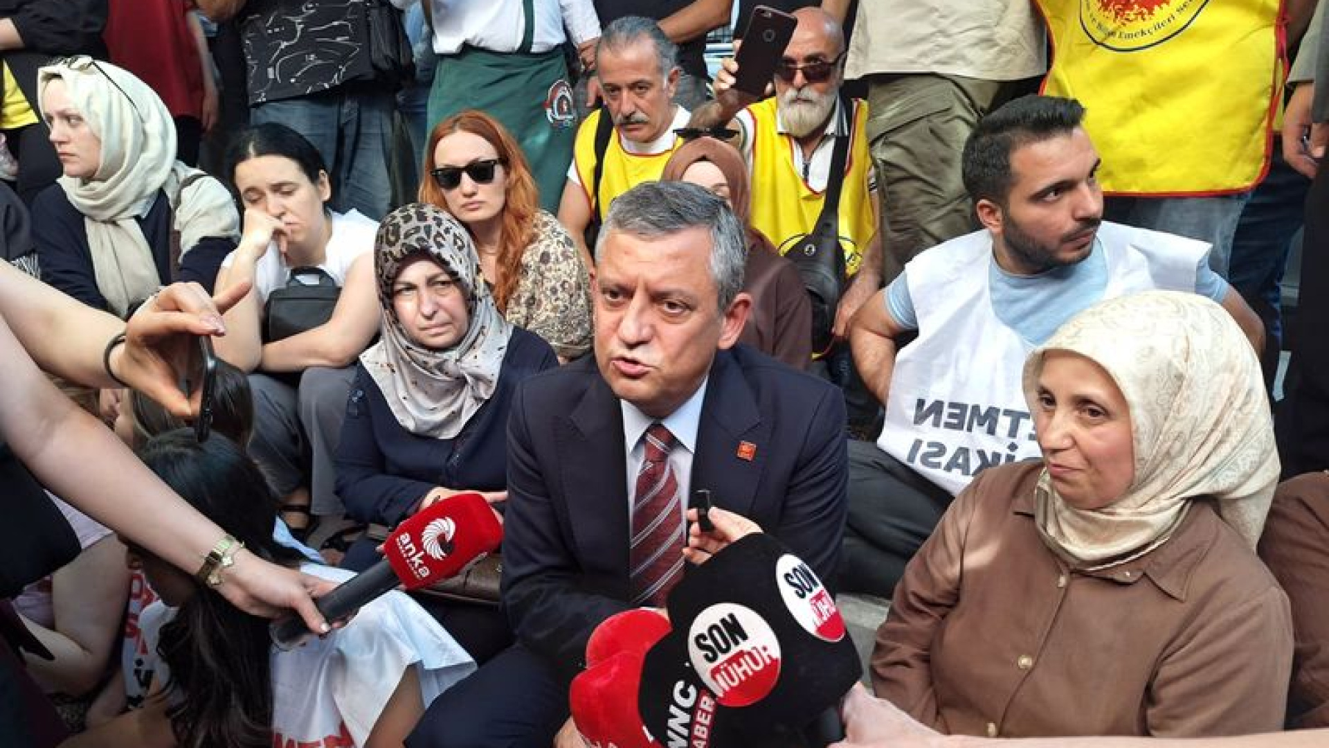 CHP Grup Başkanı Özel, açlık grevi yapan öğretmenleri ziyaret etti