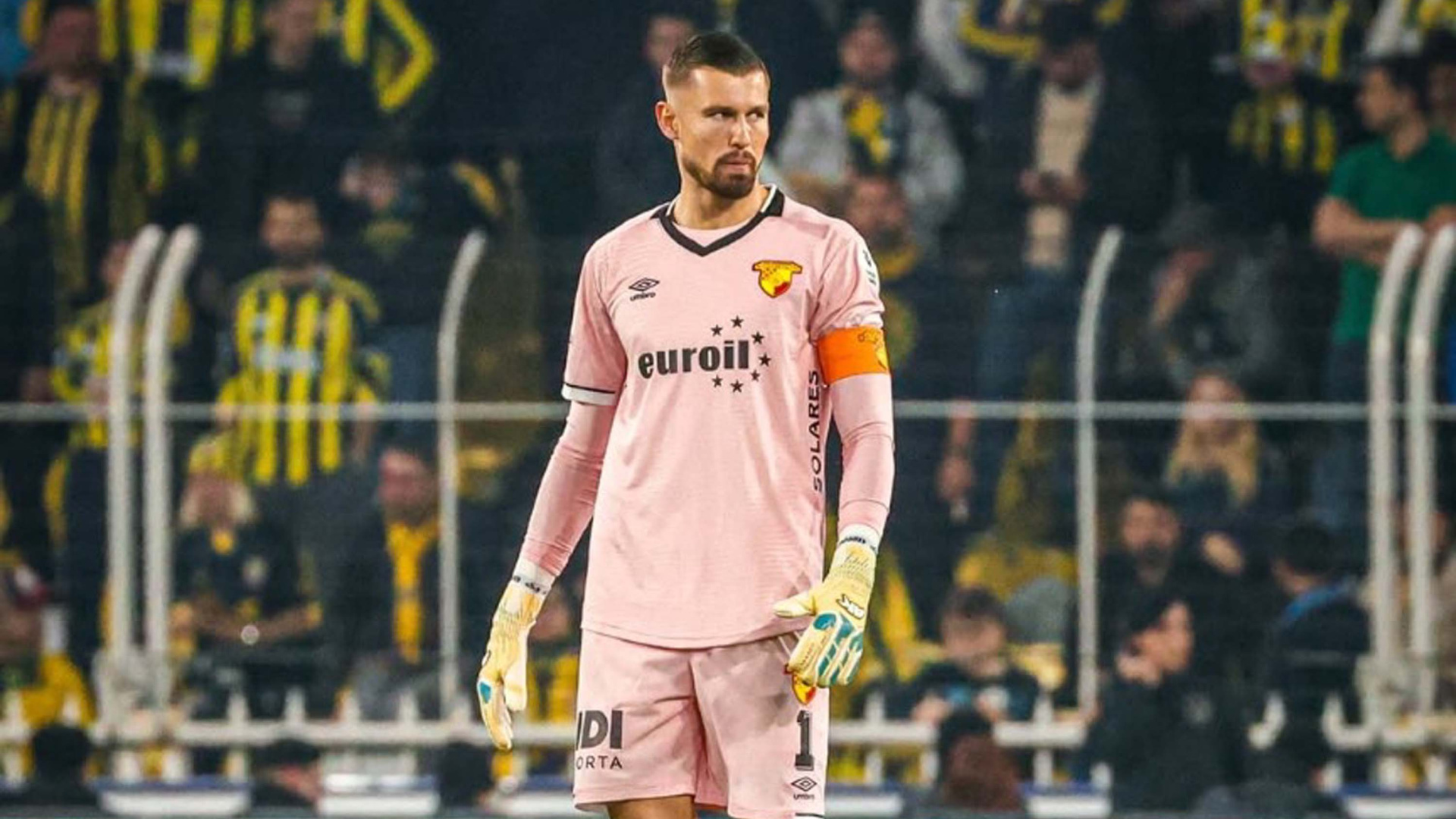 Göztepe'nin Polonyalı kalecisi Mateusz Lis, Lech Poznan'a transfer oldu