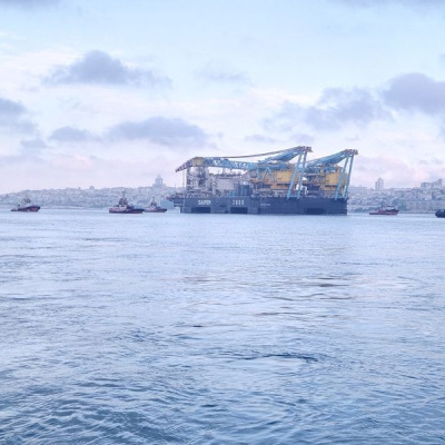 İstanbul Boğazı'ndan dev vinç gemisi geçiyor