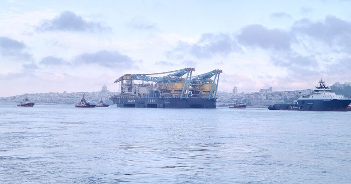 İstanbul Boğazı'ndan Dev Vinç Gemisi Geçiyor