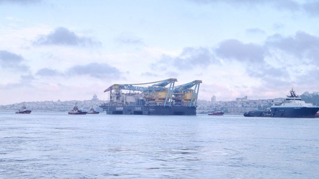 İstanbul Boğazı'ndan dev vinç gemisi geçiyor