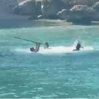Deniz ortasında sopalarla kavga ettiler!