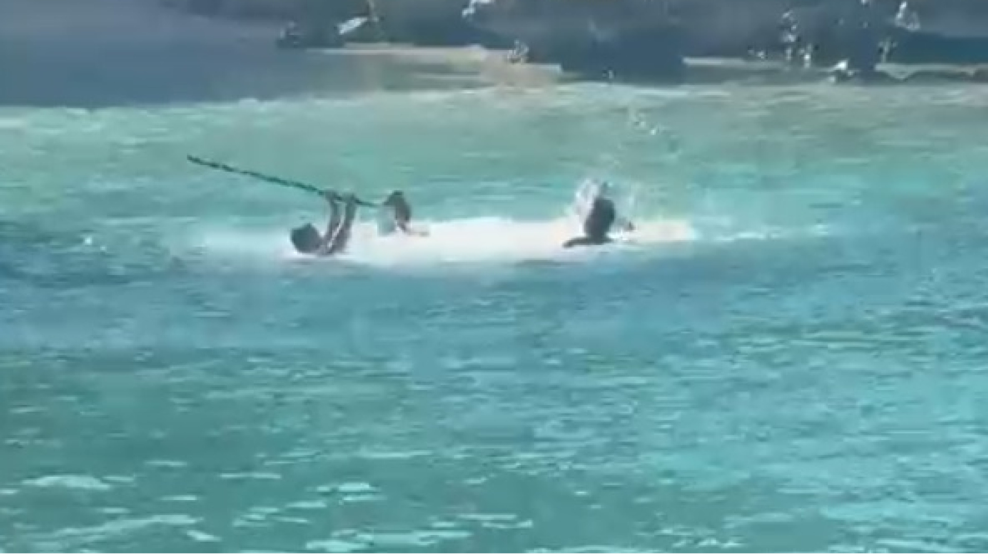 Mersin Silifke Yapraklı Koy Plajı'nda deniz ortasında sopalı kavga