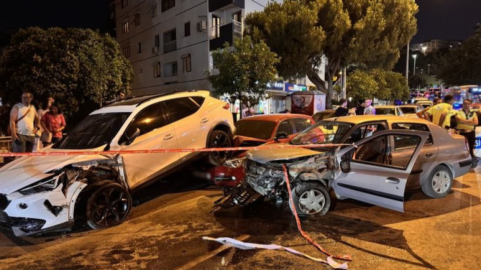 Otomobil park halindeki 2 araca çarptı: 1 ölü