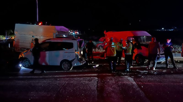 Niğde'de 3 araç çarpıştı, 10 kişi yaralandı