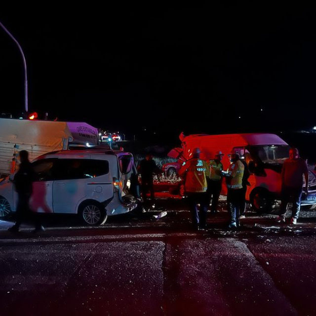 Niğde'de 3 araç çarpıştı, 10 kişi yaralandı