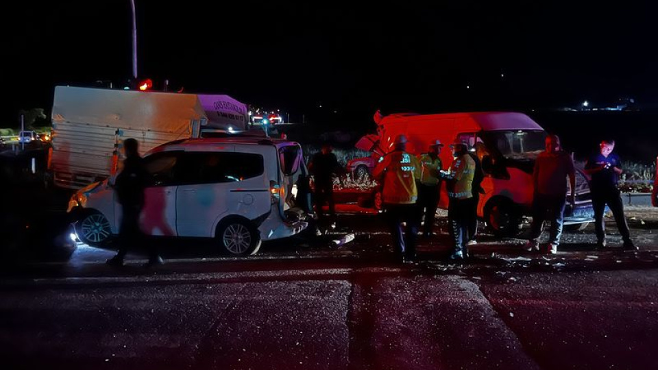 Niğde'de 3 araç çarpıştı, 10 kişi yaralandı