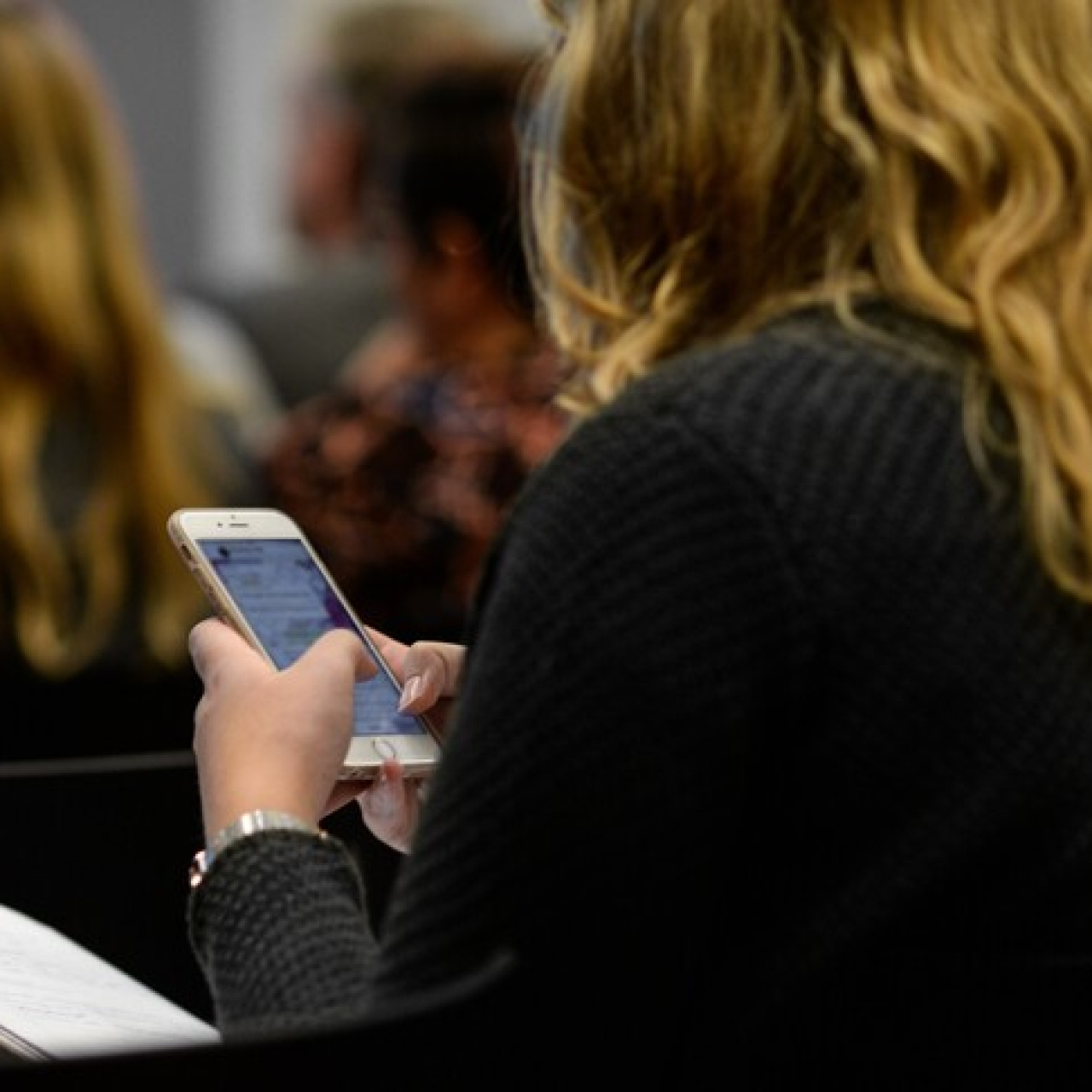 Fransa liselerde cep telefonlarını yasaklıyor