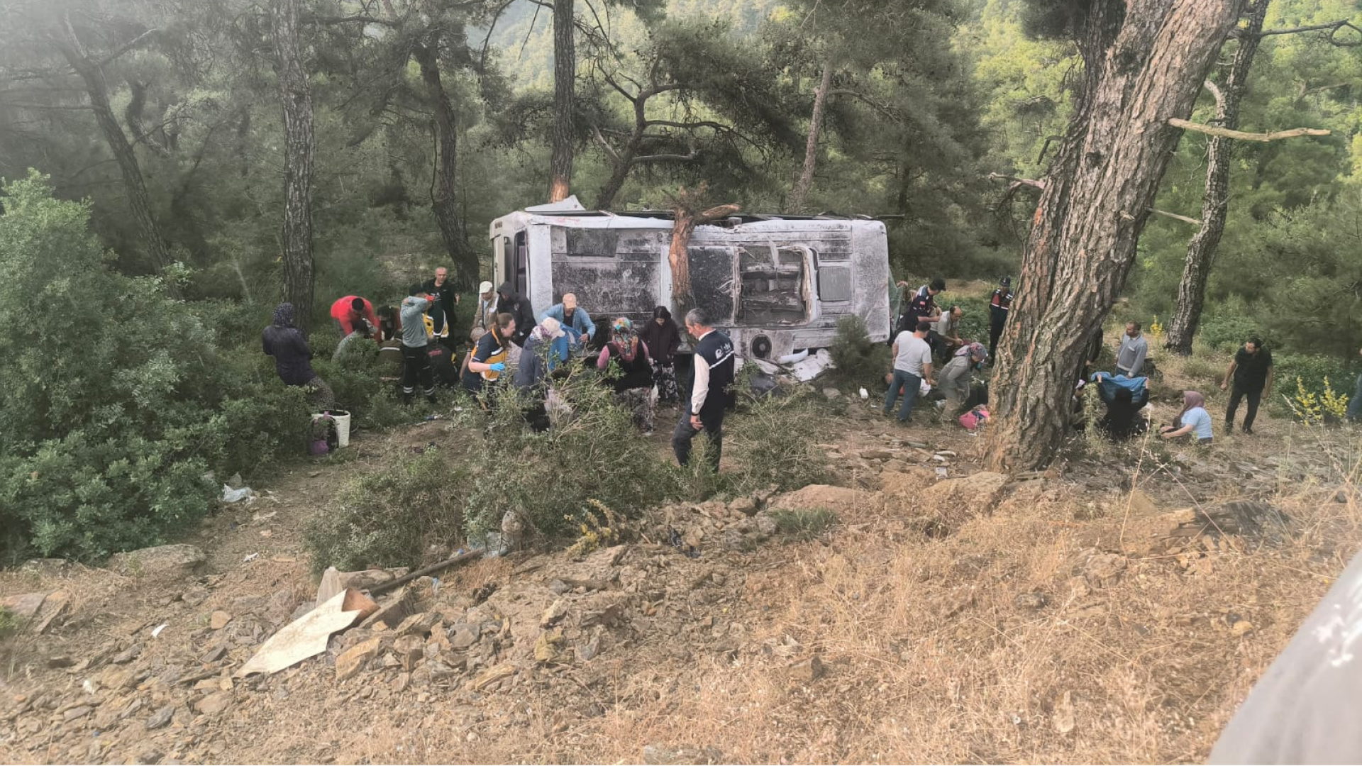 İzmir'de tarım işçilerini taşıyan minibüs şarampole devrildi: 22 yaralı