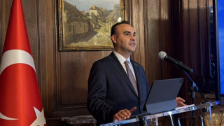 Bakan Kacır'dan Paris'te yatırım çağrısı