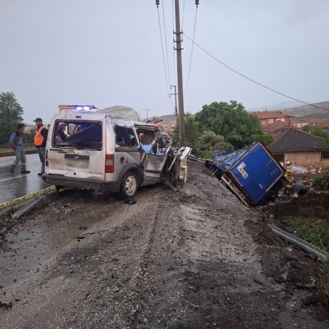 Manisa'da zincirleme kaza: 2 ölü, 4 yaralı
