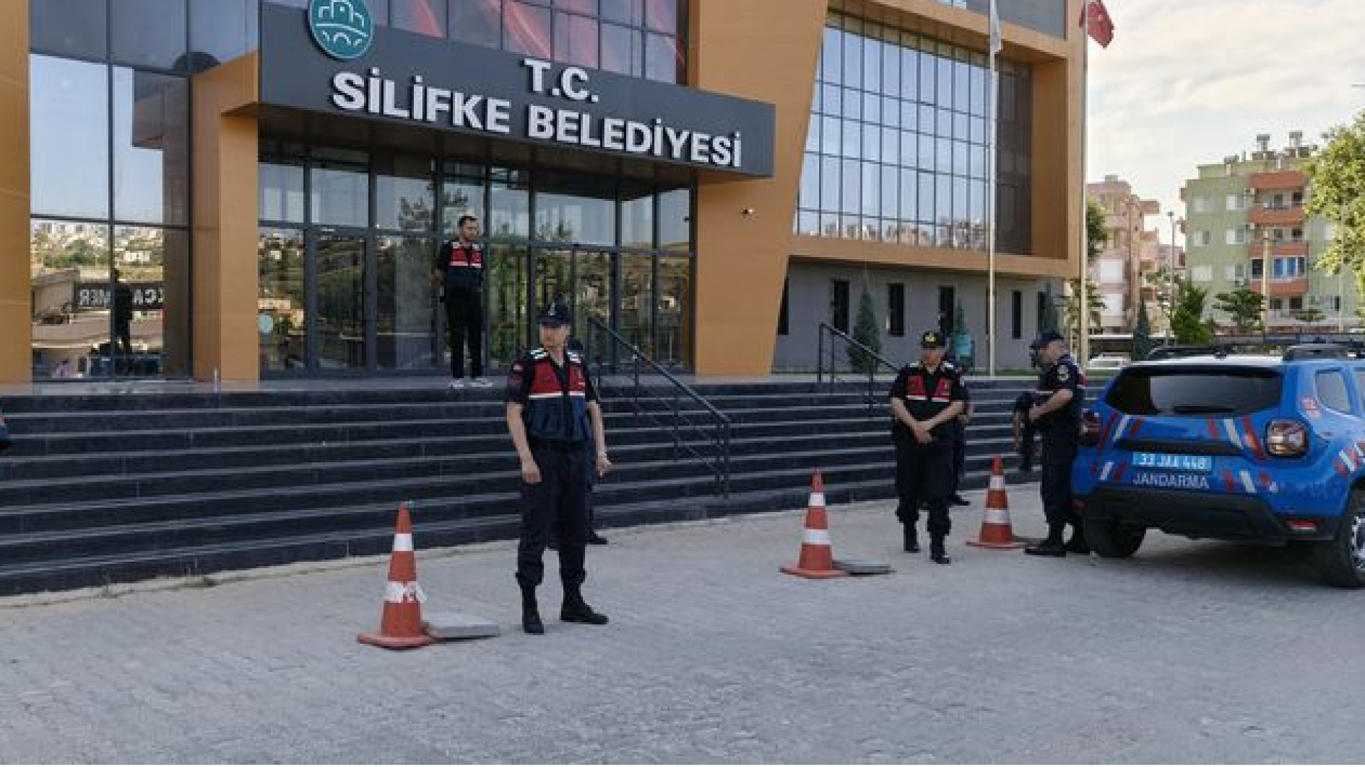 Mersin'de Silifke Belediyesi'ne Jandarma Operasyonu: Başkan Turgut Gözaltında