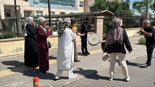 Boşanma sonrası halaylı kutlama
