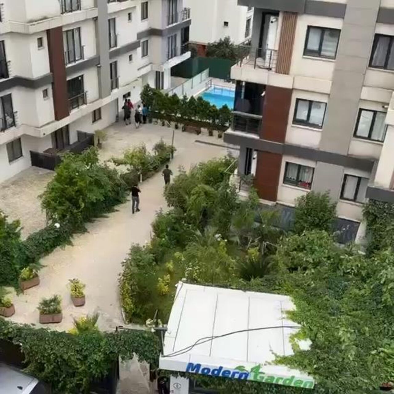 Yeni boşanmışlardı, bahçede cesetleri bulundu