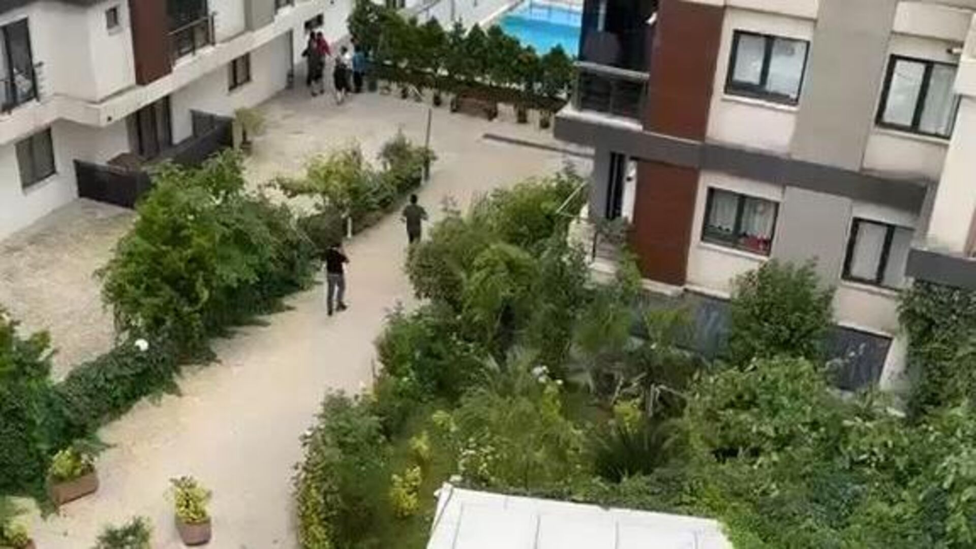İstanbul Çekmeköy'de boşanmış çiftin cansız bedenleri sitenin bahçesinde bulundu