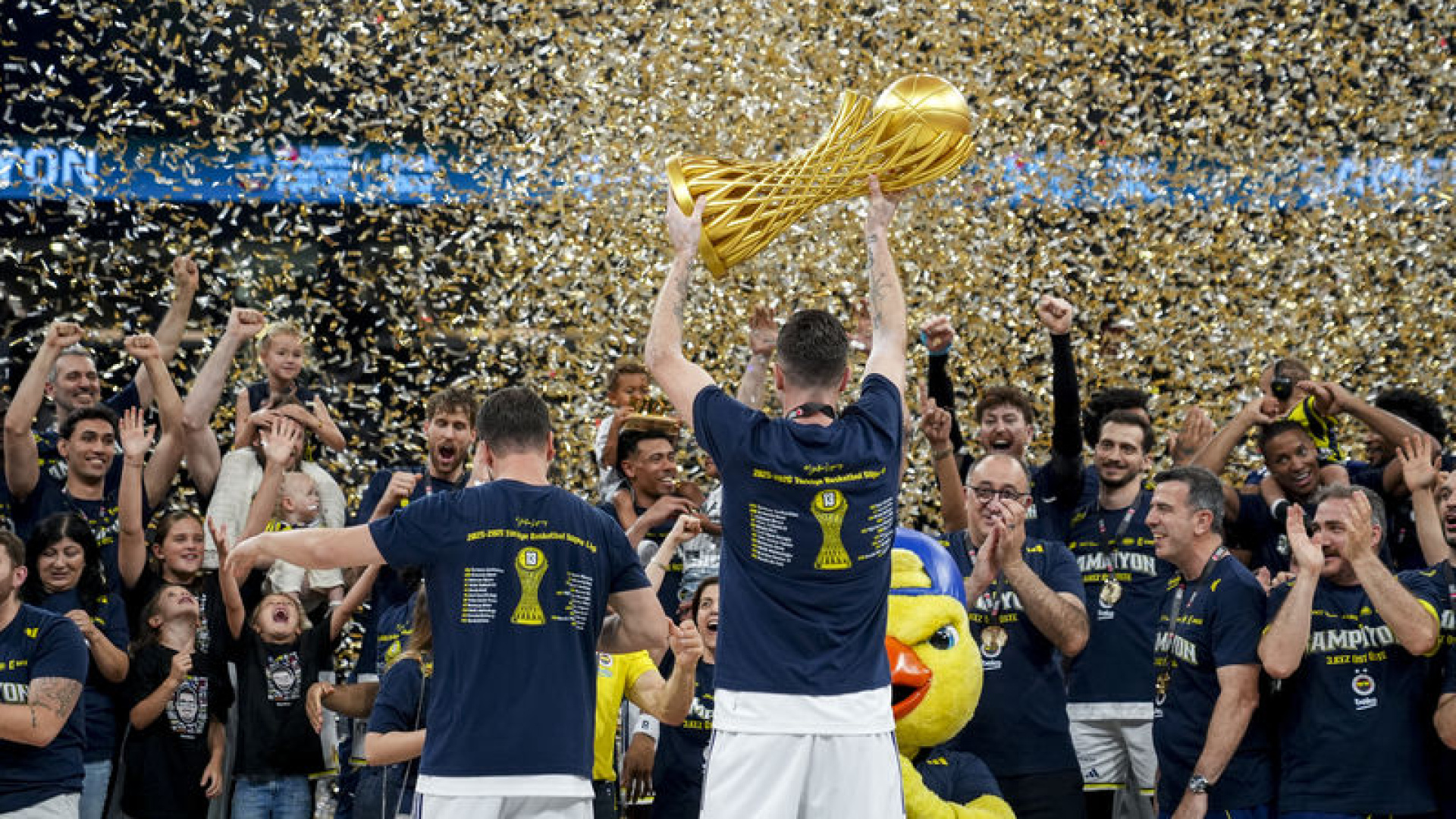 Fenerbahçe Beko 2025-26 Sezonunu 3 Kupayla Kapattı