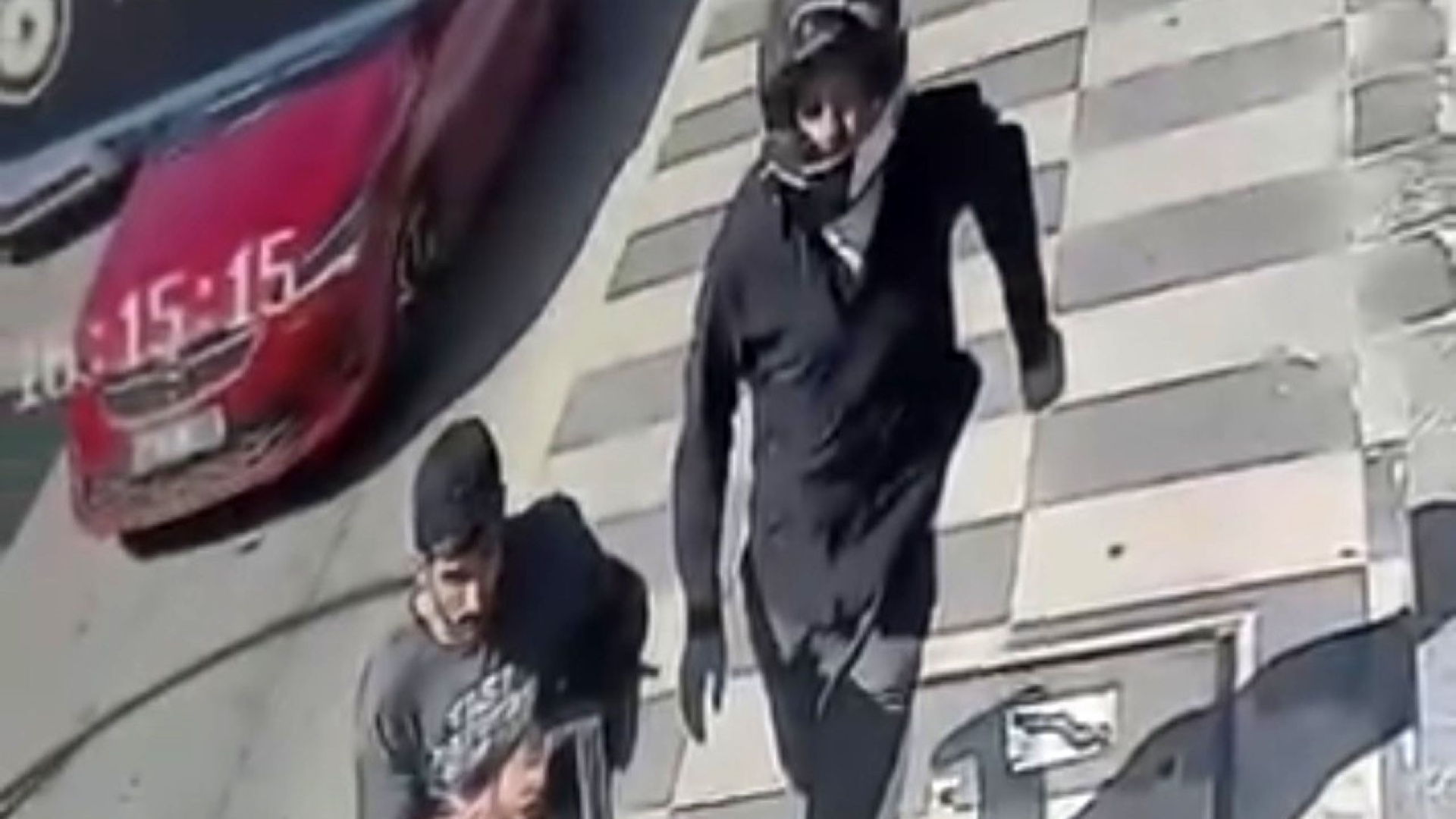Mersin'de kasklı 2 şüpheli, bir kişinin yüzüne sprey sıkarak 250 bin dolar gasp etti