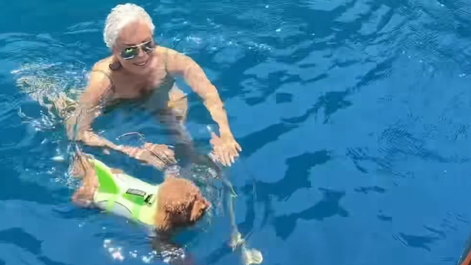 Köpeğiyle birlikte denizde serinledi