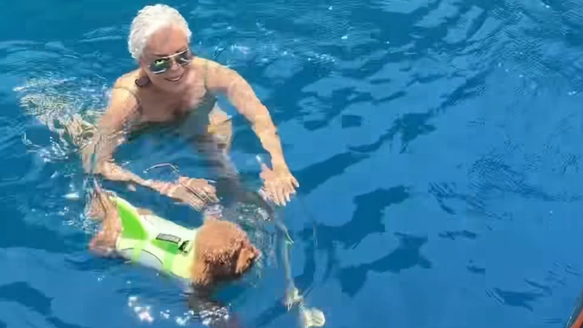 Semiramis Pekkan köpeği Tina ile Bodrum'da denize girdi