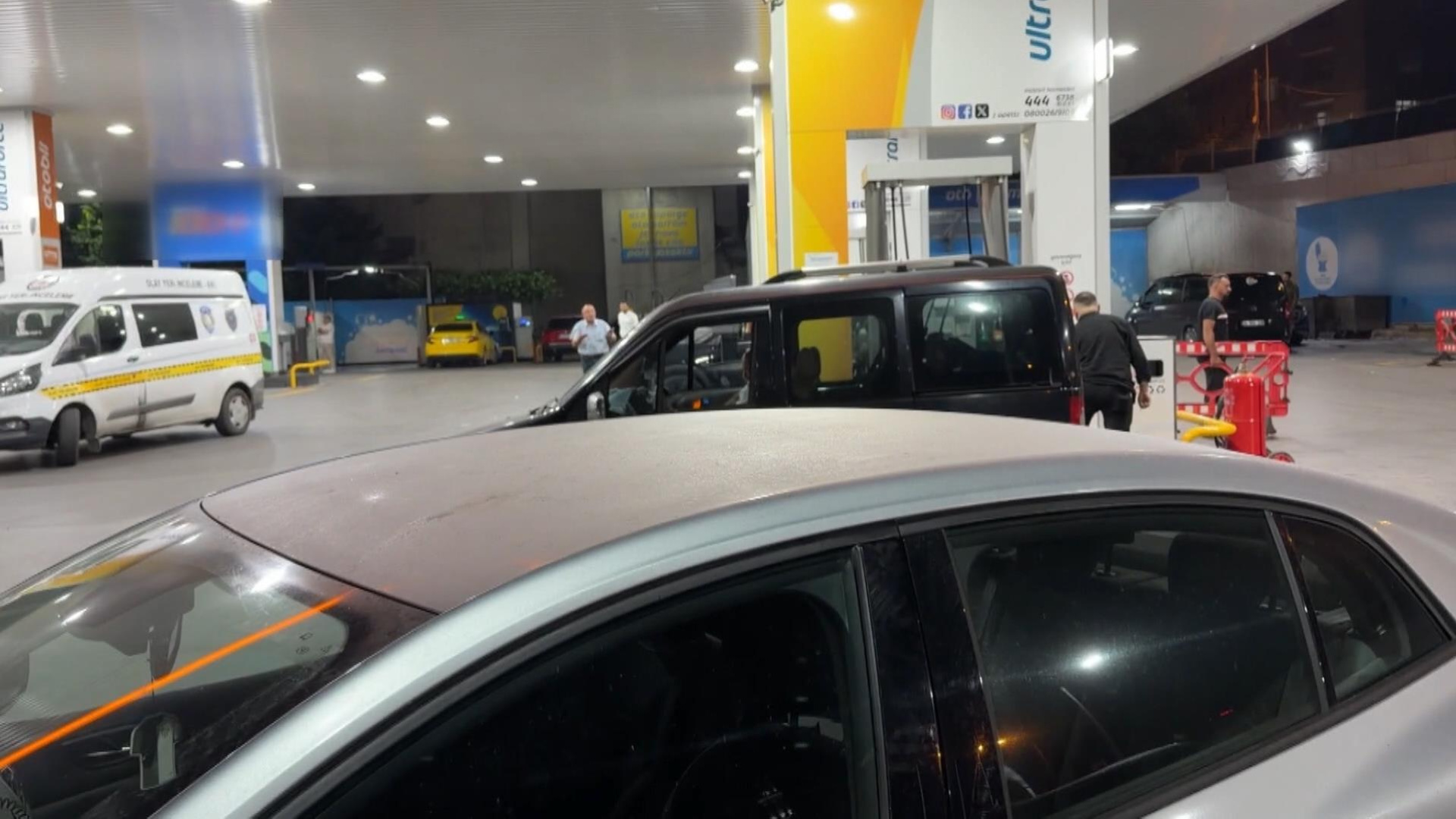 İstanbul Eyüpsultan'da akaryakıt istasyonuna silahlı saldırı: 3 yaralı