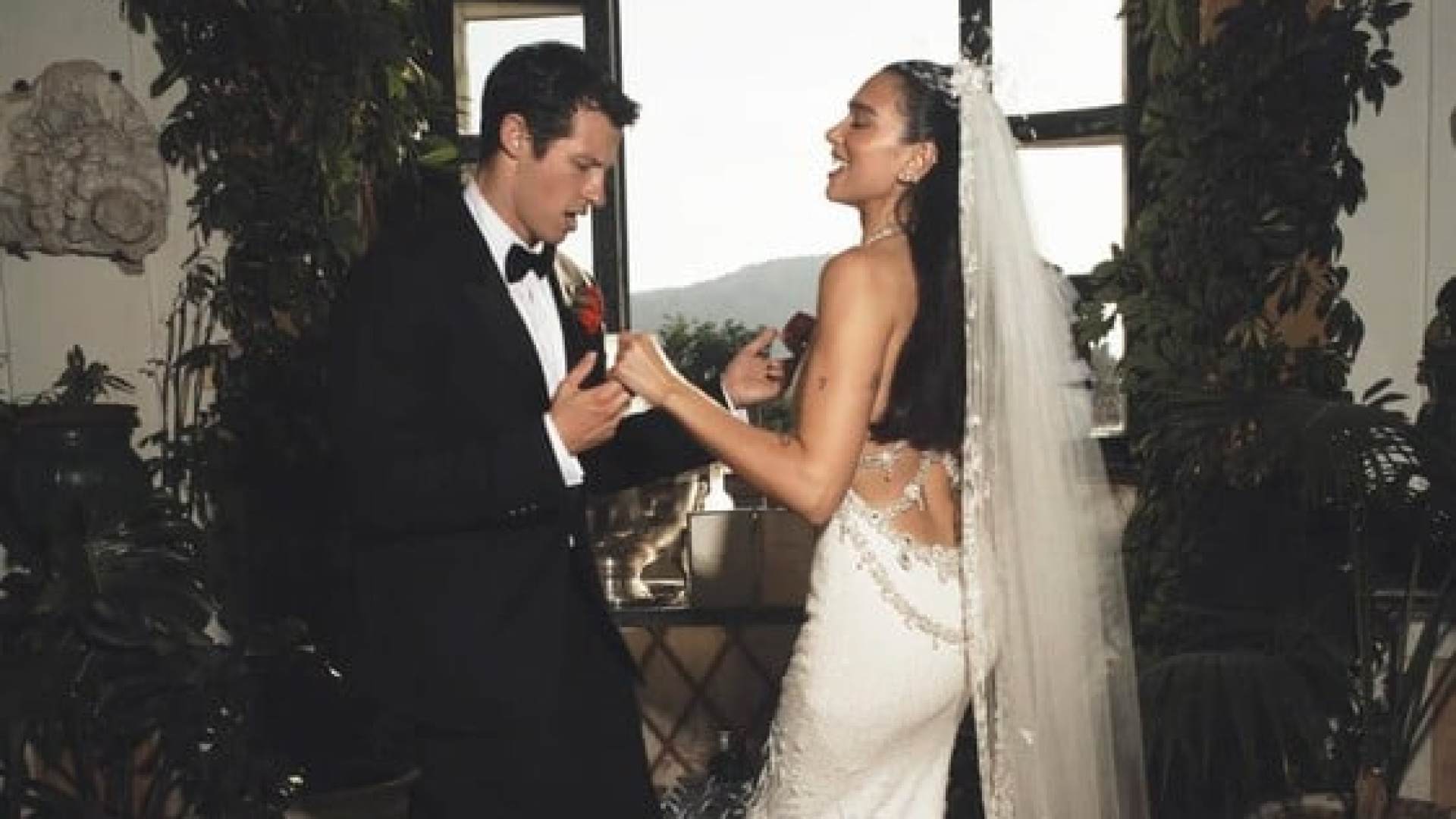 Dua Lipa ve Callum Turner'dan resmi düğün fotoğrafları yayınlandı
