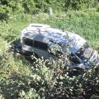 8 yaralı! Minibüs tarlaya devrildi