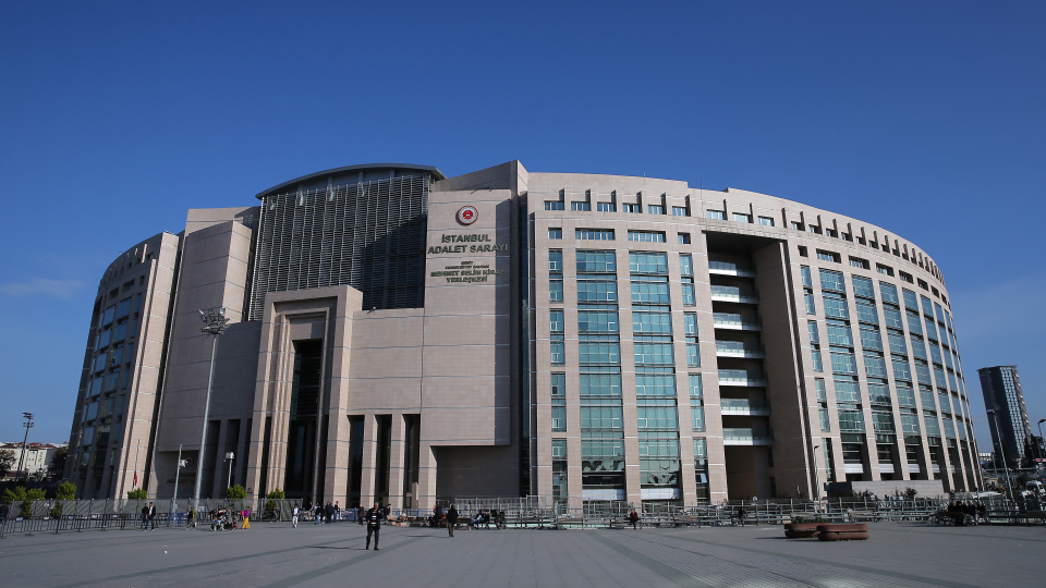 Başörtülü kadına hakarette gözaltı kararı