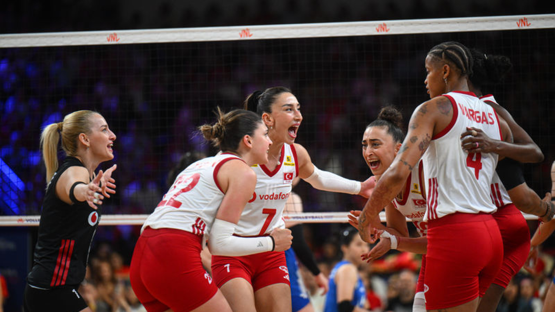 Filenin Sultanları Çin'i 3-2 Mağlup Etti, Ankara'da 4'te 4 Yaptı