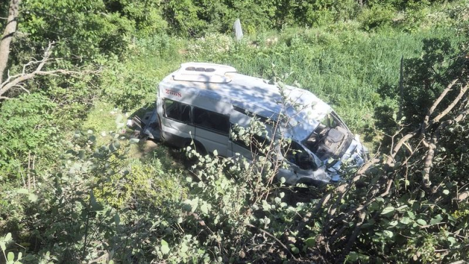 8 yaralı! Minibüs tarlaya devrildi