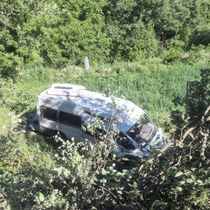 8 yaralı! Minibüs tarlaya devrildi