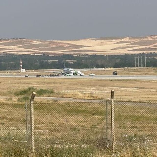 Uçağın iniş takımları arızalandı