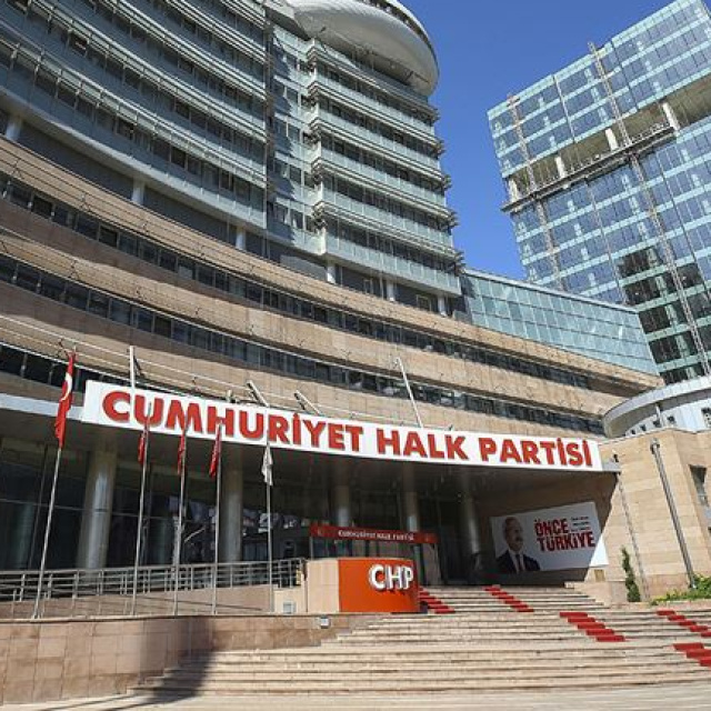 CHP'de 2 il başkanı görevden alındı