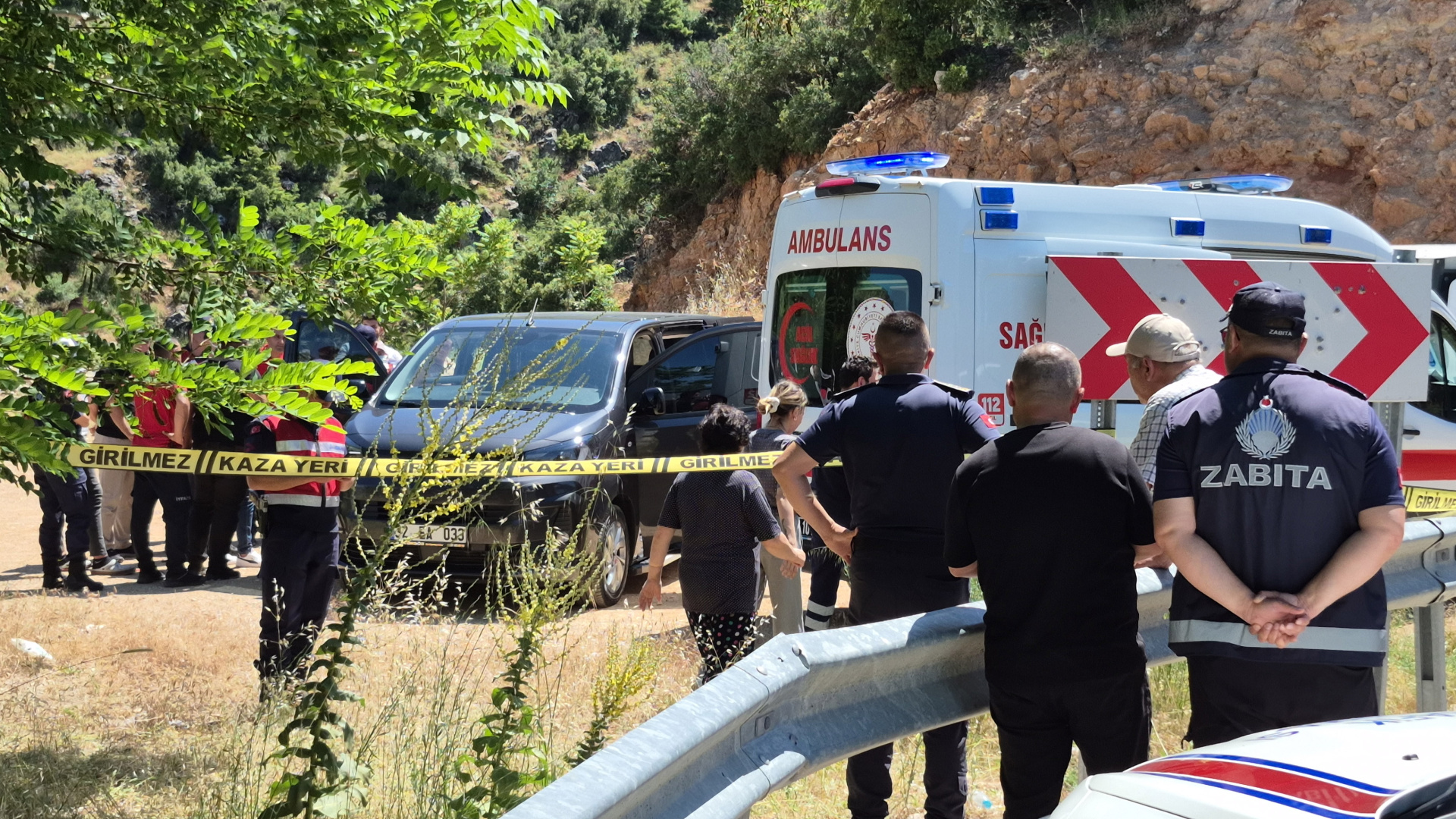 Isparta'da park halindeki araçta iki genç ölü bulundu