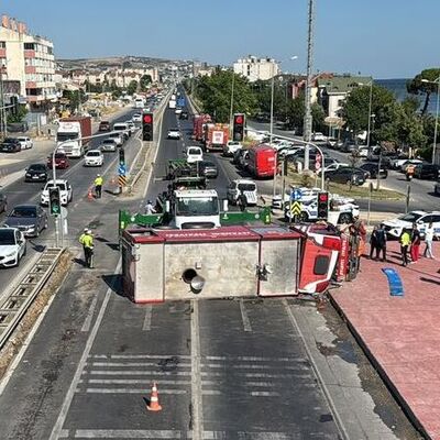 Büyükçekmece'de itfaiye aracı devrildi: 3 yaralı