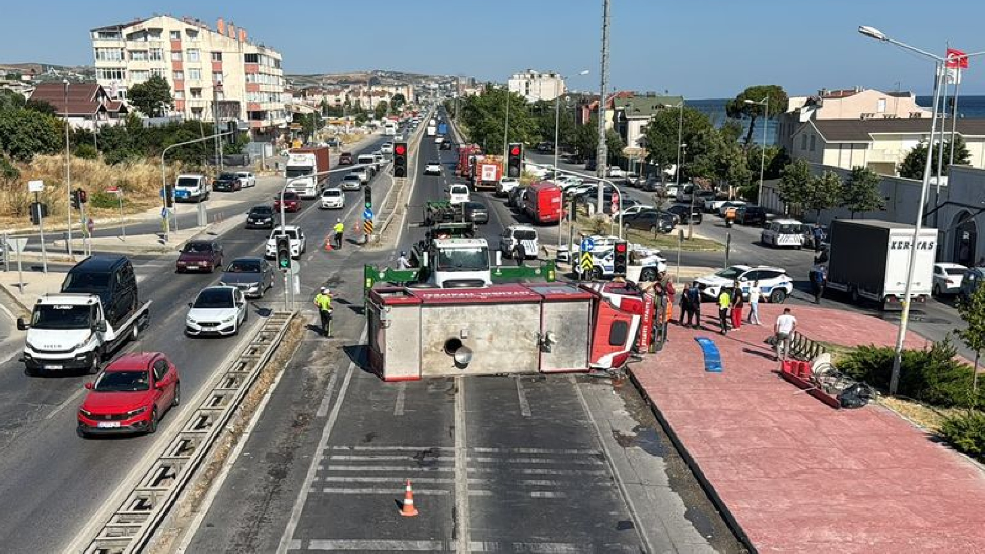 Büyükçekmece'de itfaiye aracı devrildi: 3 yaralı