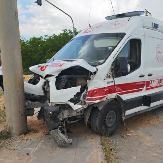 10 yaralı! Ambulans kazaya karıştı