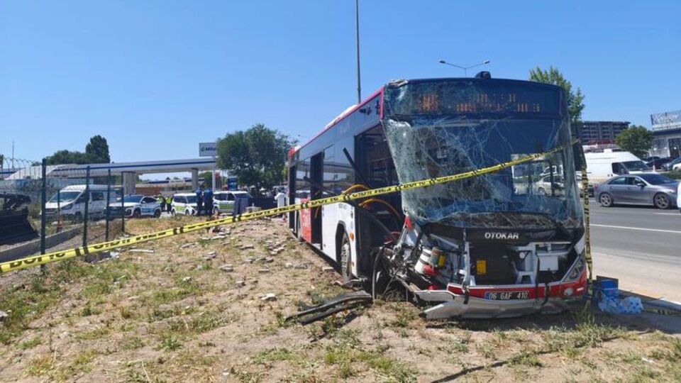Hastaneden birliğine dönerken kaldırımda otobüs çarptı!