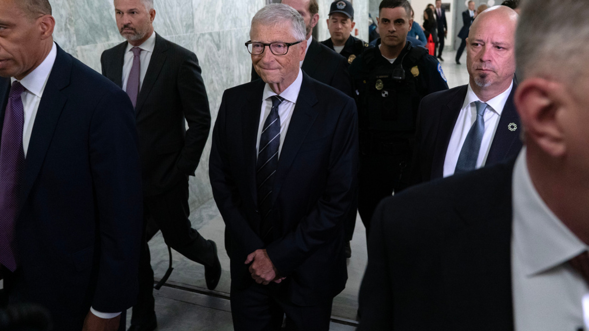 Bill Gates Kongre ifadesinde eşini aldattığı kadınların isimlerini açıkladı