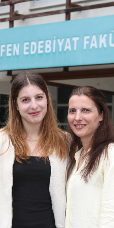 3. üniversite diplomasını birincilikle alan kadın kızına örnek oldu