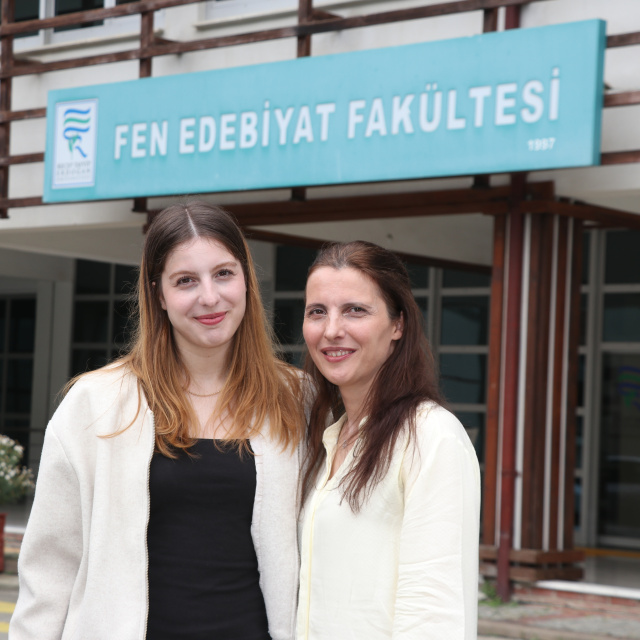 3. üniversite diplomasını birincilikle alan kadın kızına örnek oldu