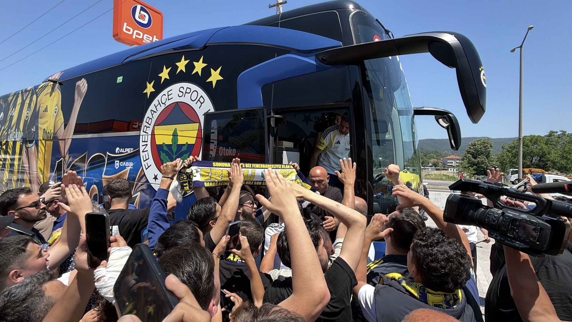 Fenerbahçe'ye Düzce'de coşkulu karşılama: Meşaleler ve tezahüratlar